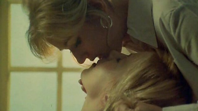 인기 있는 :  세 매력적인 lesbo 꿀 가 로 놀 고 키스 성인 영화 